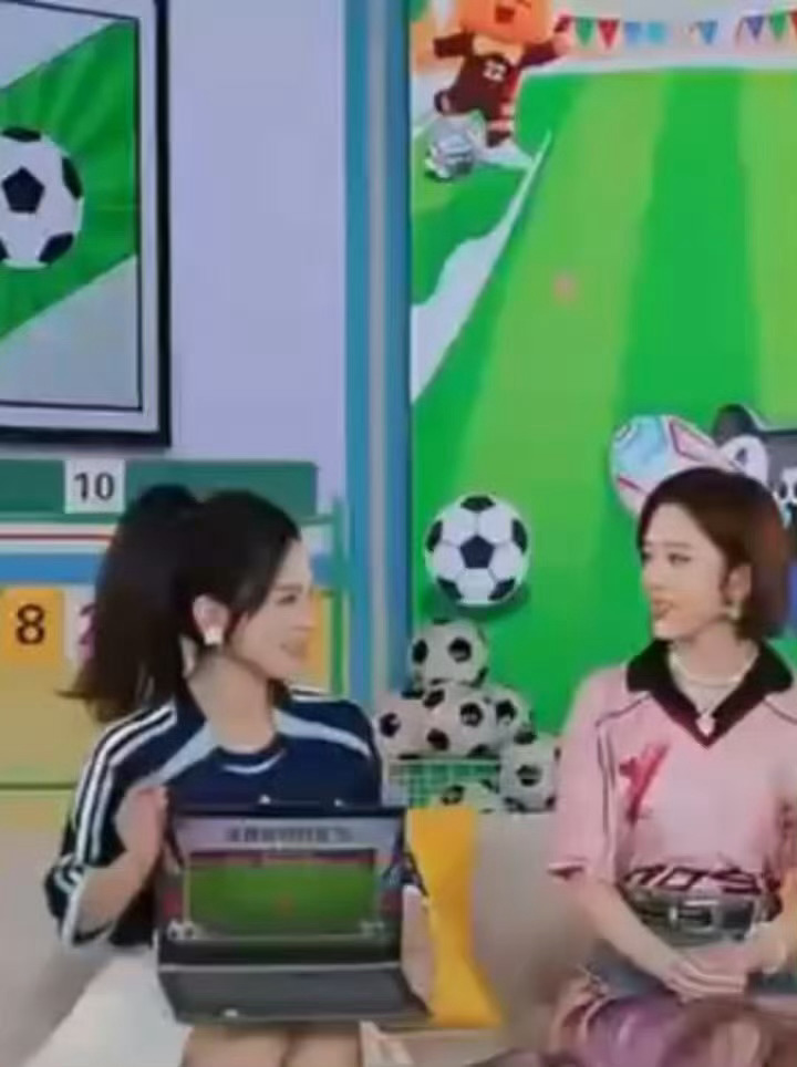 唐艺昕演我看世界杯🤣情绪跟着赛场走向反复横跳，前一秒忧心忡忡下一秒喜上眉梢，仿