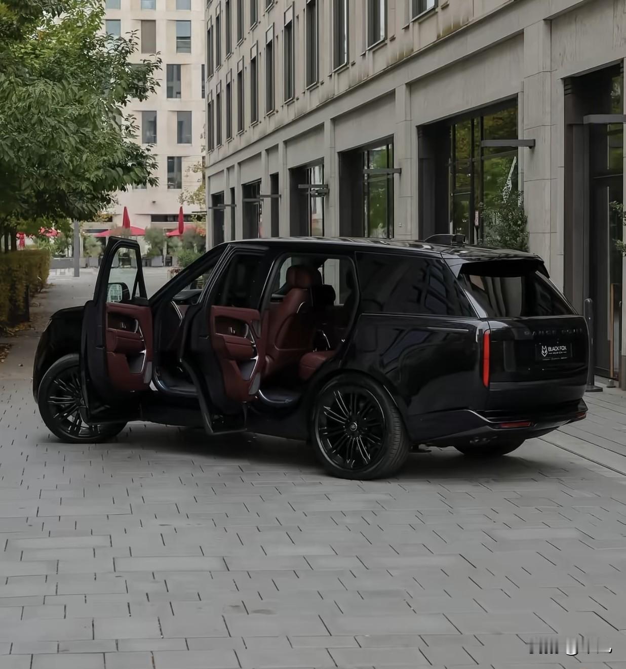 朋友问我，路虎揽胜到底贵不贵？值不值？

说实话，真不便宜。

但开过之后，个人