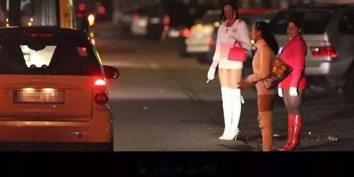 德国经济新的增长点，柏林，路边摊。夜间可在“裤裆大街”（选帝侯大街，Kudamm