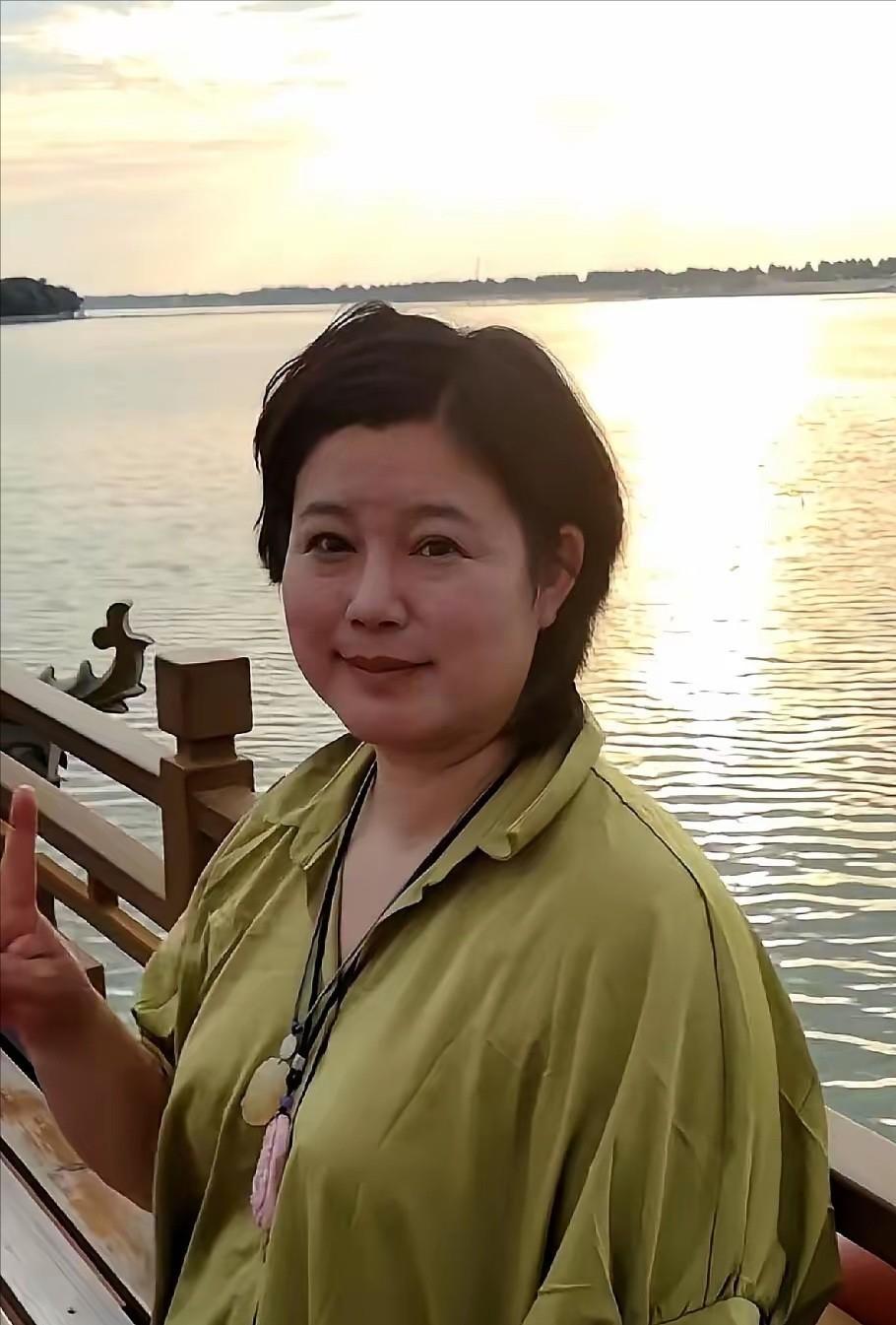 谁敢认？曾经每天只吃两个苹果维持身材的初代超模于娜，十年后竟变得判若两人。6月2