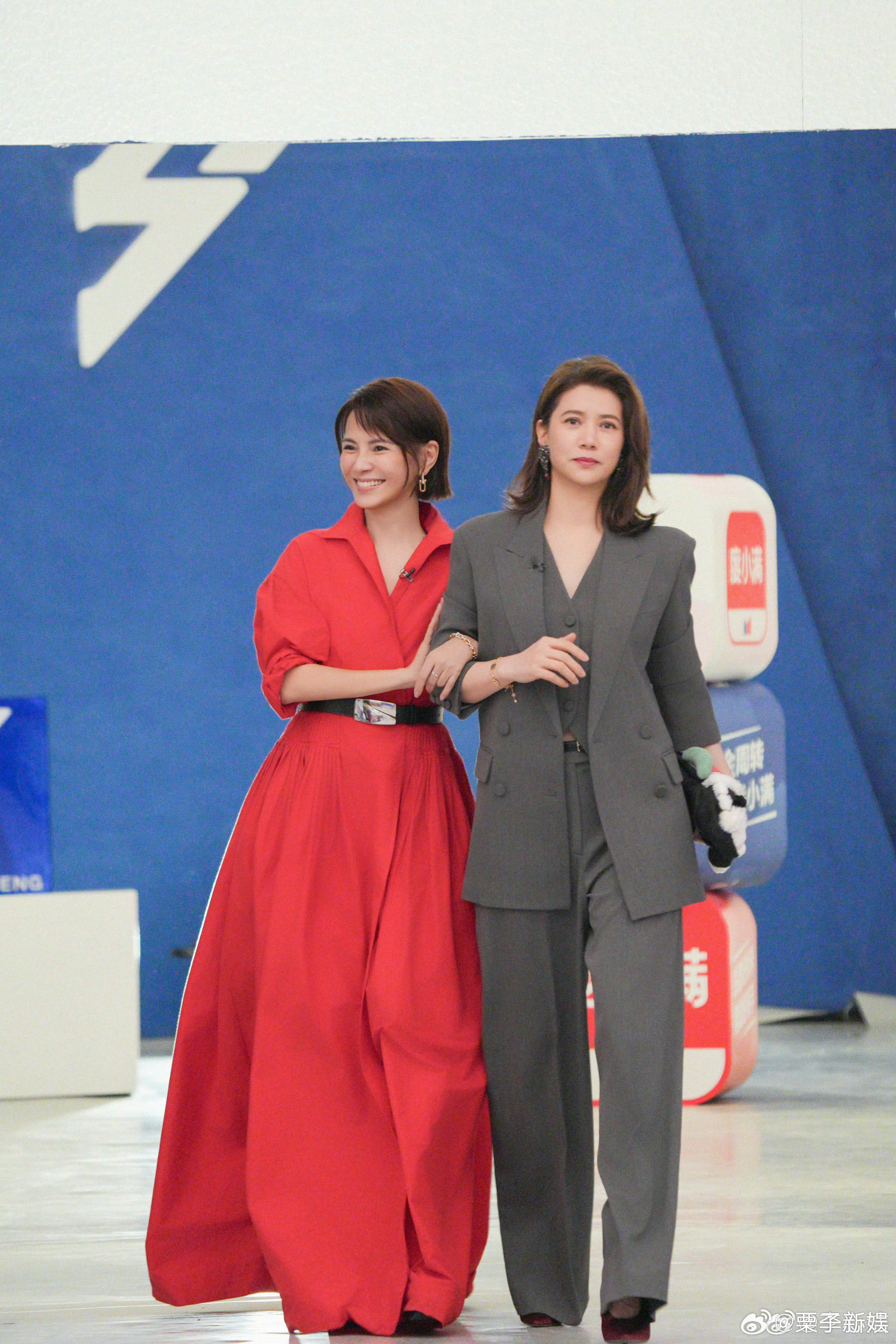 李心洁晒袁咏仪浪姐送考合照李心洁晒袁咏仪合照能帮我p上去吗