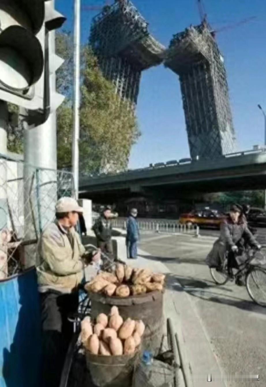 央视的标志性建筑，国内国外都非常知名，设计师库哈斯这几日接受采访时表示，自己的设