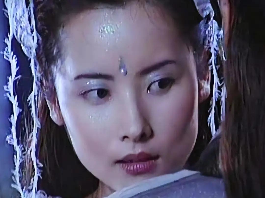 谁还记得《天地传说之鱼美人》里的蚌精？
妆容绝美，一心修仙，
却被渣男江云飞骗尽