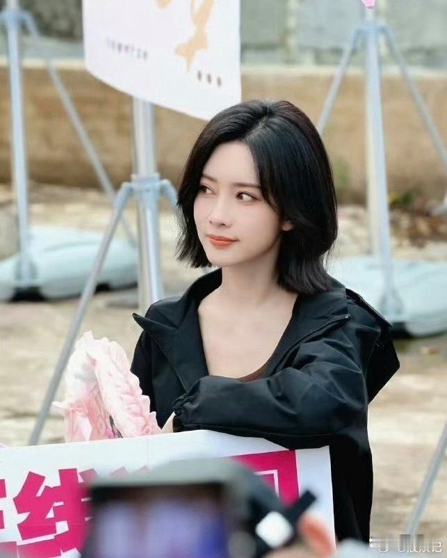 前有贾静雯后有孟子义，剪完短发的女明星们越来越有个性了 