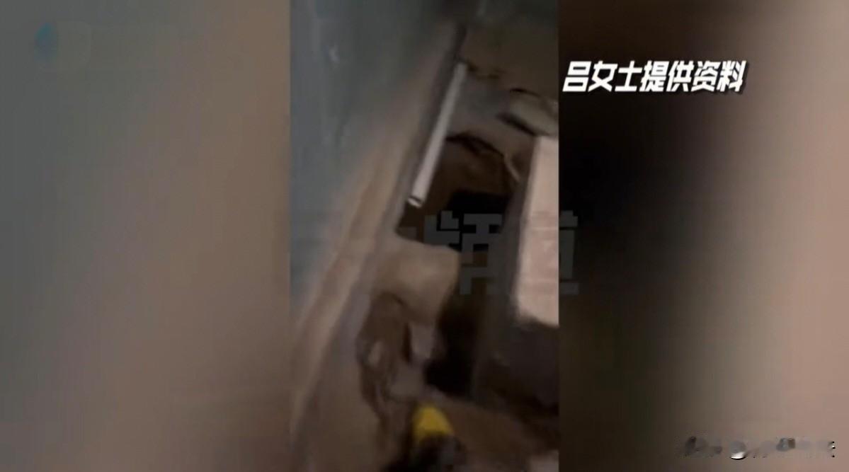 河南郑州，19岁小伙在火锅店打工，倒垃圾时不慎掉进深坑大腿被割伤缝了11针。家属