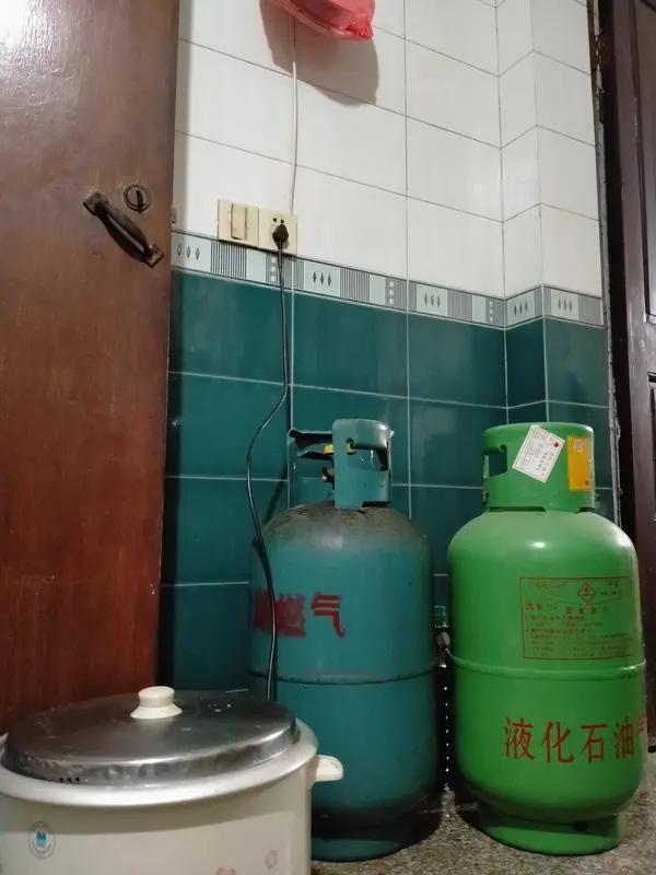 7月9日，惠州博罗的龚小姐在出租屋内炒菜时，遭遇了液化石油气闪爆事故。此次事故致