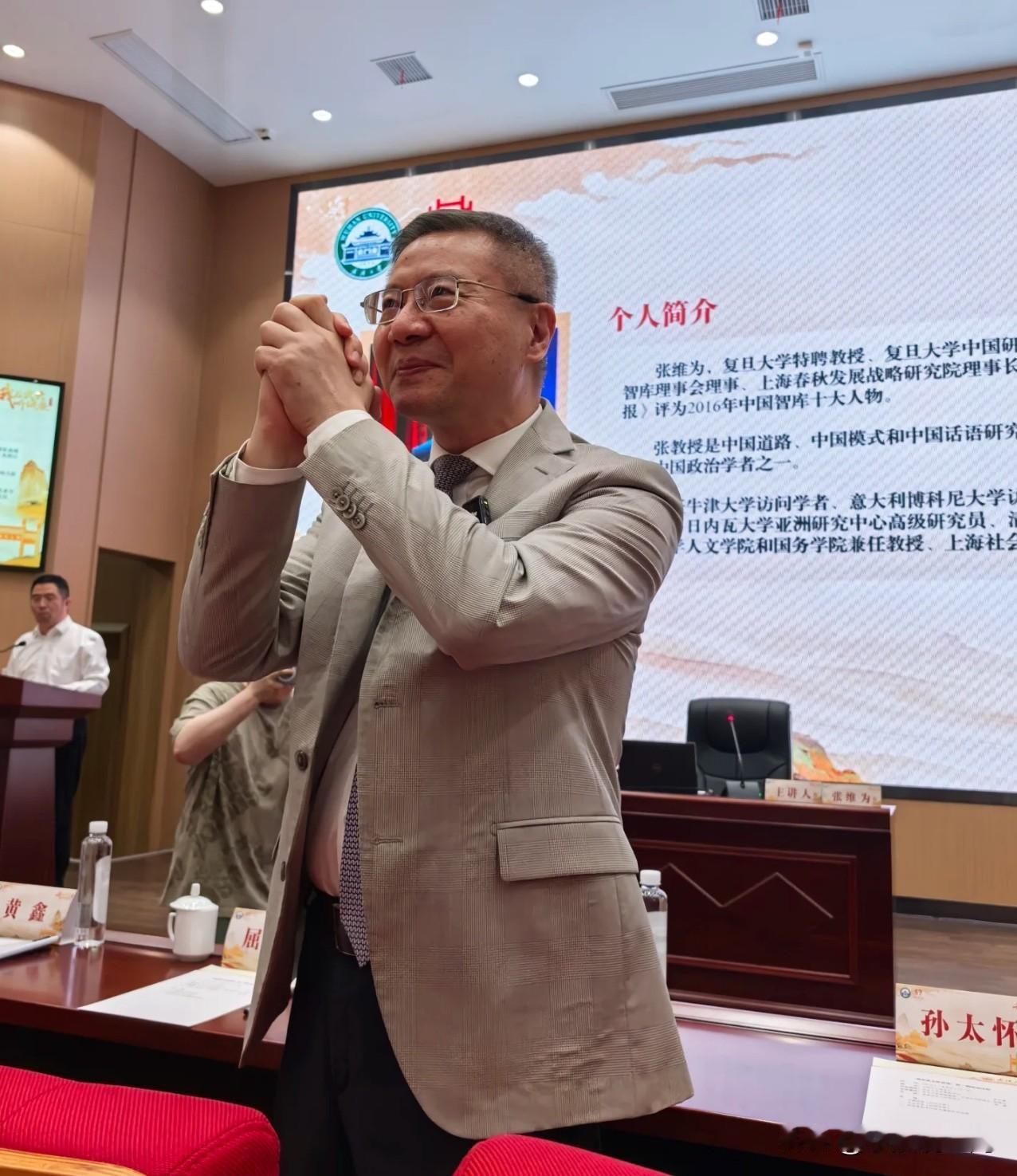 我最近看完张维为教授的这本著作，我瞬间醍醐灌顶呐，这本书让我受益匪浅。
张维为教