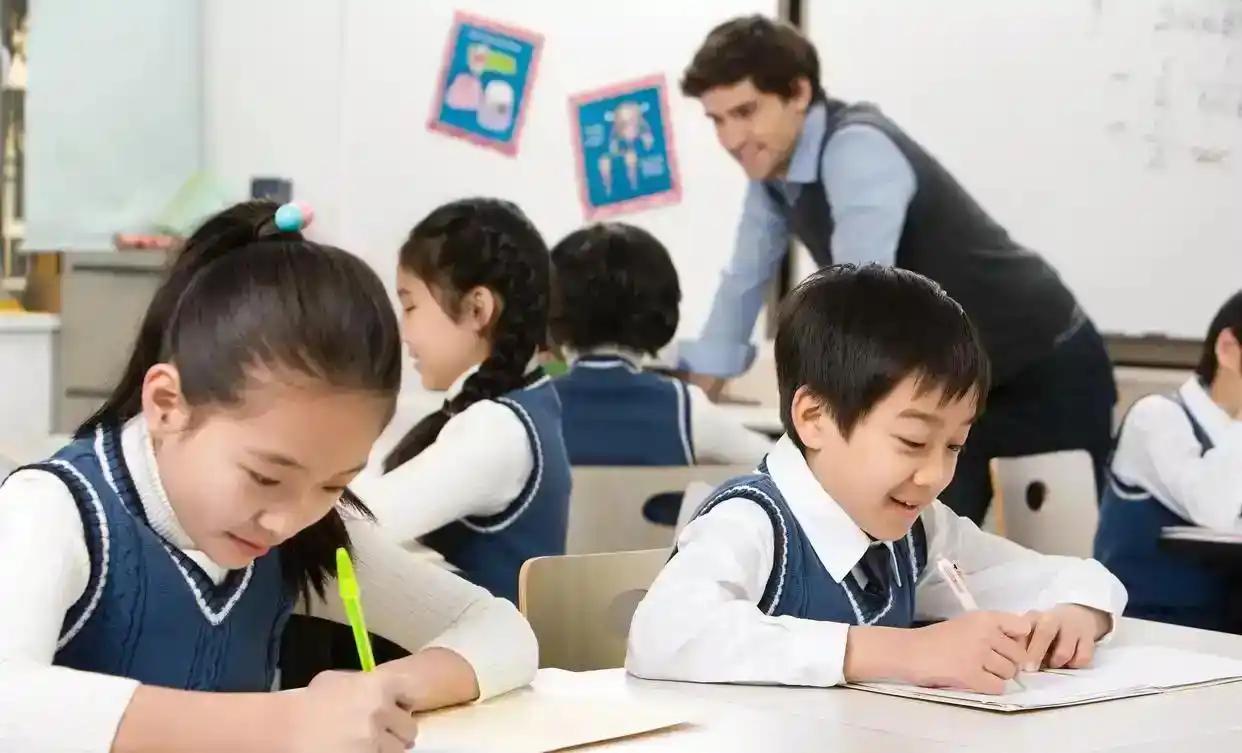 每个不同教育阶段的学年，都是长期的教育实践形成，每年有多少知识量，是固定的。你这