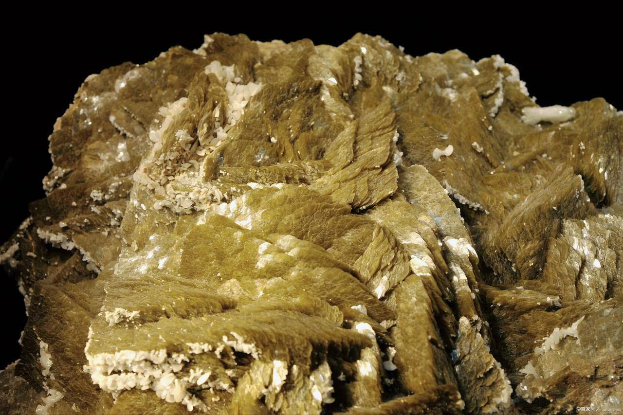 美国拉拢多国制裁稀土，中方淡定回应
外交部发言人郭嘉昆在12月12日的例行记者会