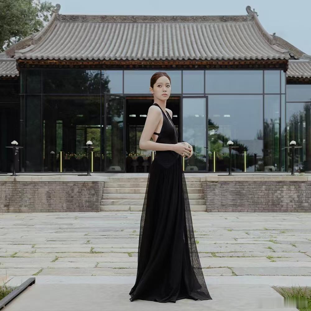 欧阳娜娜拉大提琴 她指尖的琴弓像根香调指挥棒，每拉一次就有柑橘与木质香炸开，晚宴