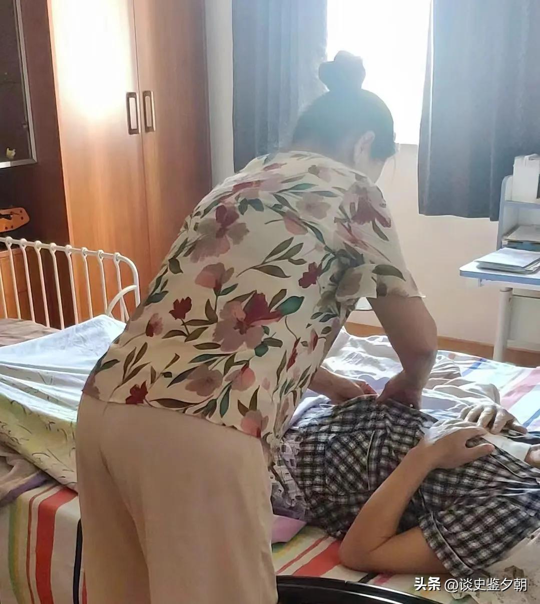 大姑姐说婆婆二次中风都是因为我照顾不周，我虚心接受批评，之后收拾几件衣服去了女儿