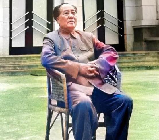 1965年，故地重游，伟人一行重回井冈山。中午吃饭时，宾馆准备地较为丰盛，陪同视