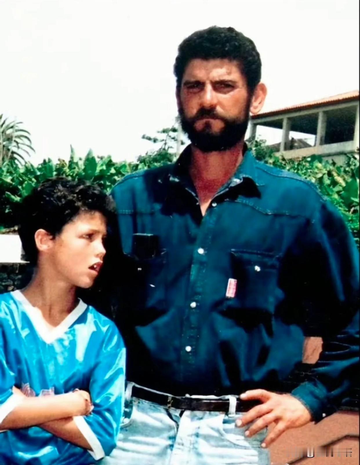 终于懂为啥说C罗是实打实美强惨

看完C罗小时候的经历，心里莫名发酸。

C罗出