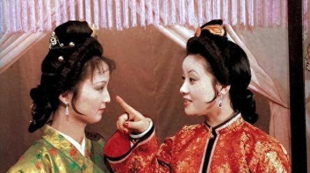 古代夫妻共眠时丫鬟在床边侍寝，夫妻之间真的会因此感到尴尬吗？
1961年春，北京