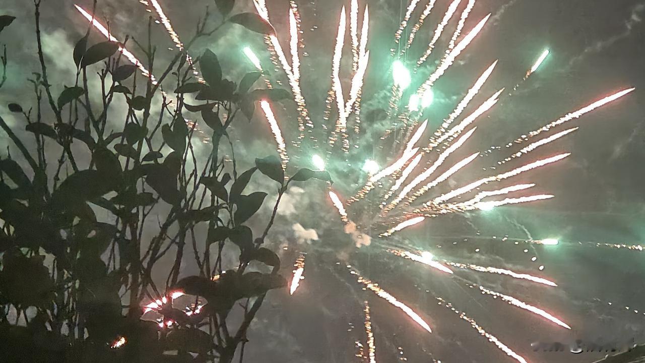 集卡领红包小时候很喜欢看烟花，长大了觉得这很嘈，还是安静点好。烟花变得越来越好看