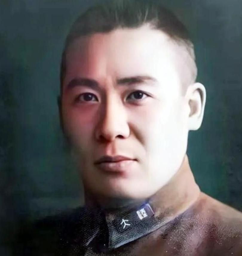 杨遇春黄埔三期出身，红军师长，因为政委杀了他父母，夜杀政委投蒋，庐山血战痛击冈村