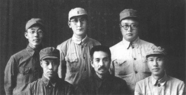 1948年，辽吉军区领导人合影。前排右起:司令员邓华、政委陶铸，后排右起:高鹏、
