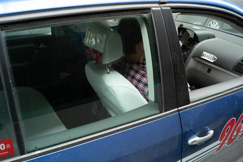妻子与前男友车上睡觉男子砸车窗获刑 婚姻里遭遇背叛，换谁都得气炸。河北石家庄33