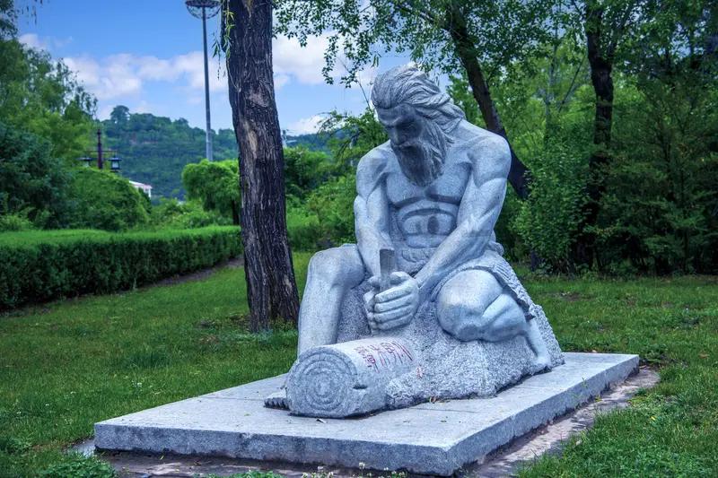 燧人氏
上古之时，先民茹毛饮血、畏火如惧，寒冬与野兽常夺性命，燧人氏部族见啄木取