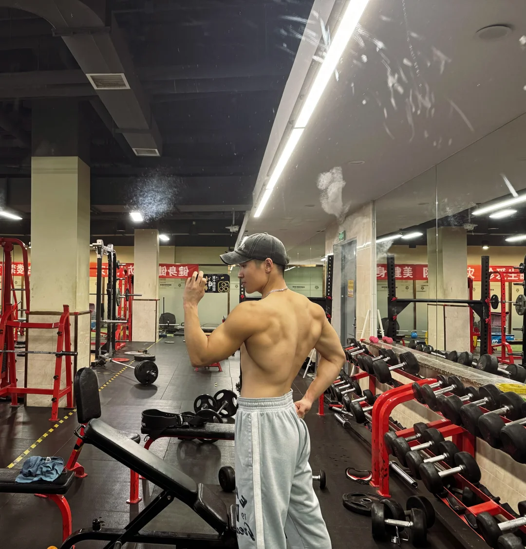 男人多练背 穿衣显瘦又显型