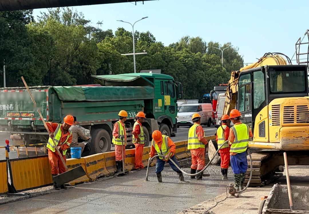 上海宝山江杨南路（呼兰路至江杨北路桥段）目前正在全面抢修。这条路是宝山南北交通主