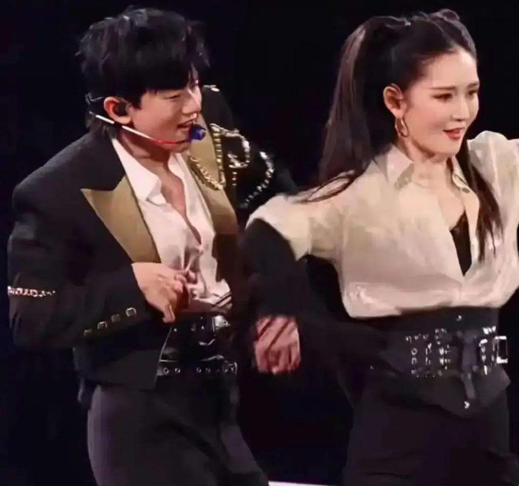 谢娜回应跨年舞台身材争议！
2026年1月初，谢娜作为张杰跨年演唱会表演嘉宾，因