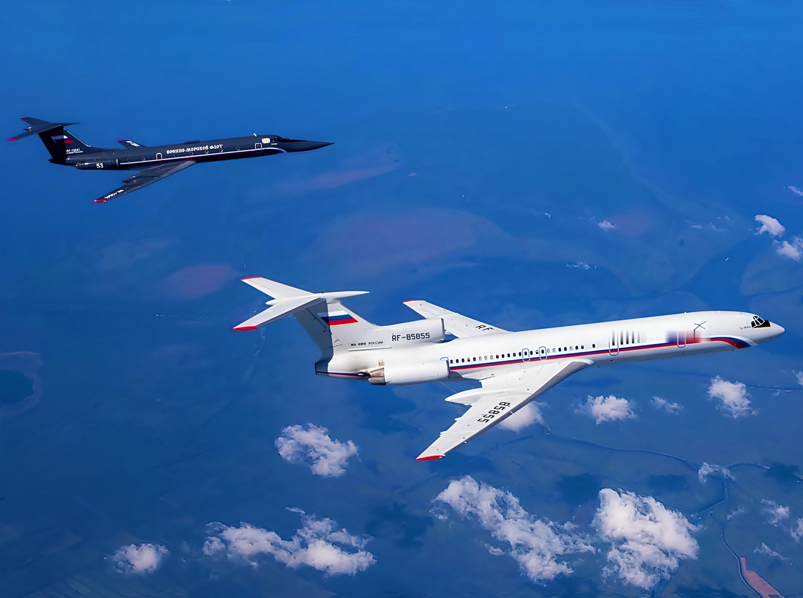 俄罗斯海军 Ту-134УБЛ “黑珍珠”教练机与 Ту-154М编队飞行 