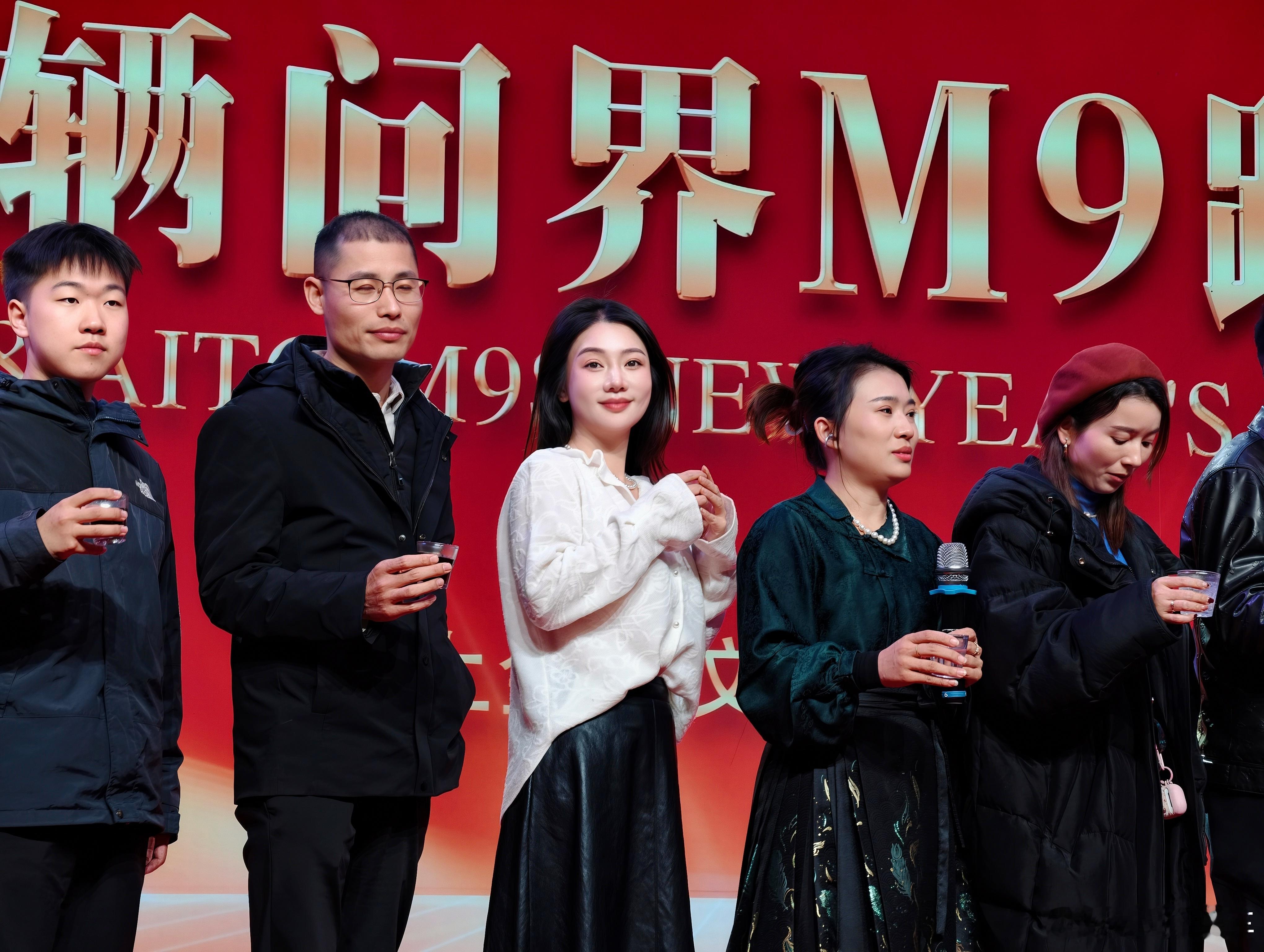 今天非常的开心，和这么多志同道合的车友在问界m9的跨年盛典上相聚，不仅是过节，更