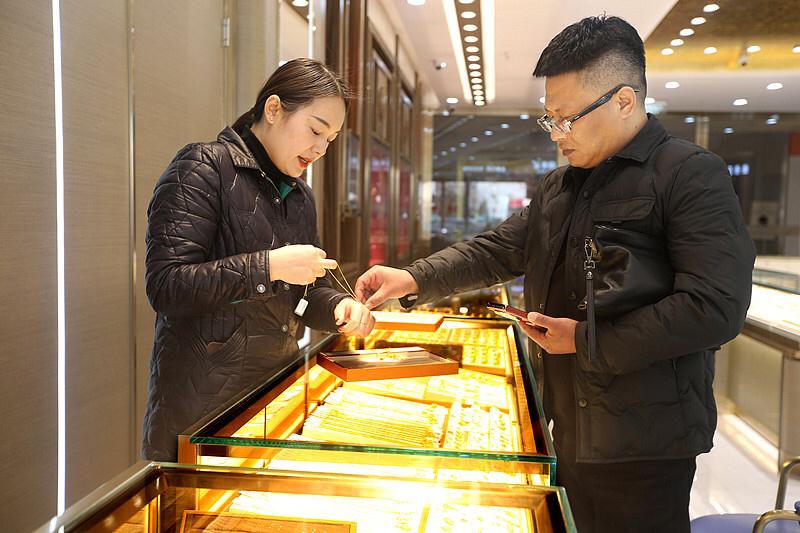 上周陪我妈去金店，之前看的50克传承手镯，短短三周每克涨了27块，里外里多花13