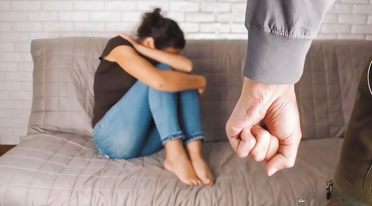女子熟睡被男友持刀架在脖子上救命！熟睡时男友竟拿刀抵住我脖子！这是恐怖片照进现实