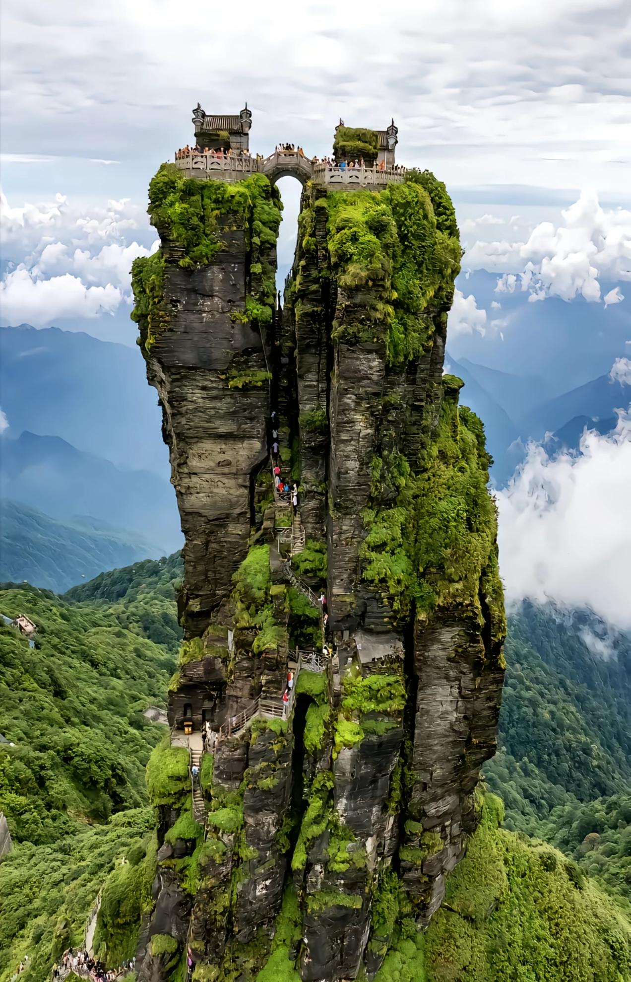 贵州梵净山红云金顶，现实当中的天空之城。
     海拔2336米，百米孤峰拔地