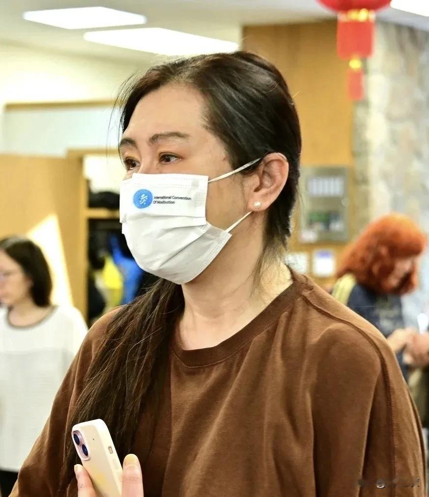 王祖贤的变化实在是太大了，感觉她比赵雅芝应该小很多吧，但是她的状态：居然不如赵雅