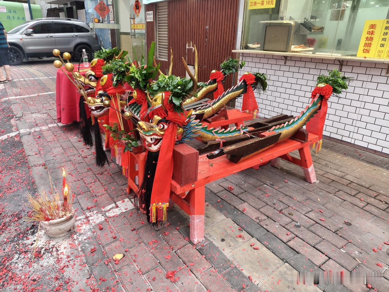 热闹又实惠的广府特色龙船饭
         昨天傍晚回家路过海联路，听到鞭炮声