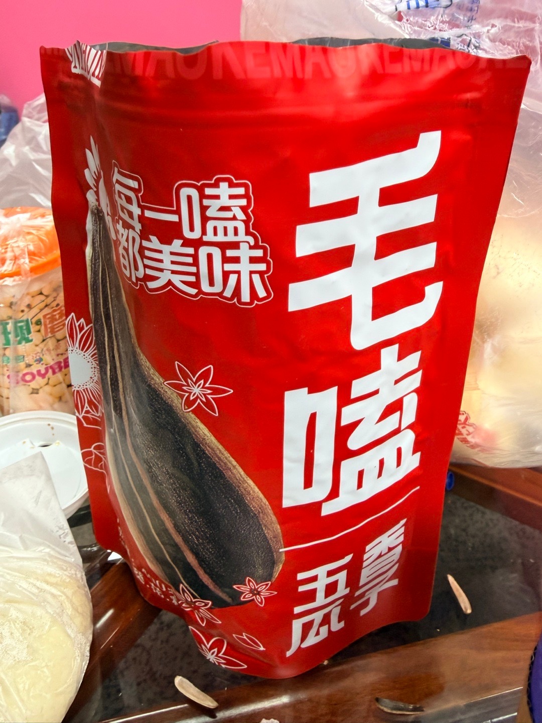 今天在北京直播中间休息我就吃毛嗑大家知道毛嗑是啥吧？ 