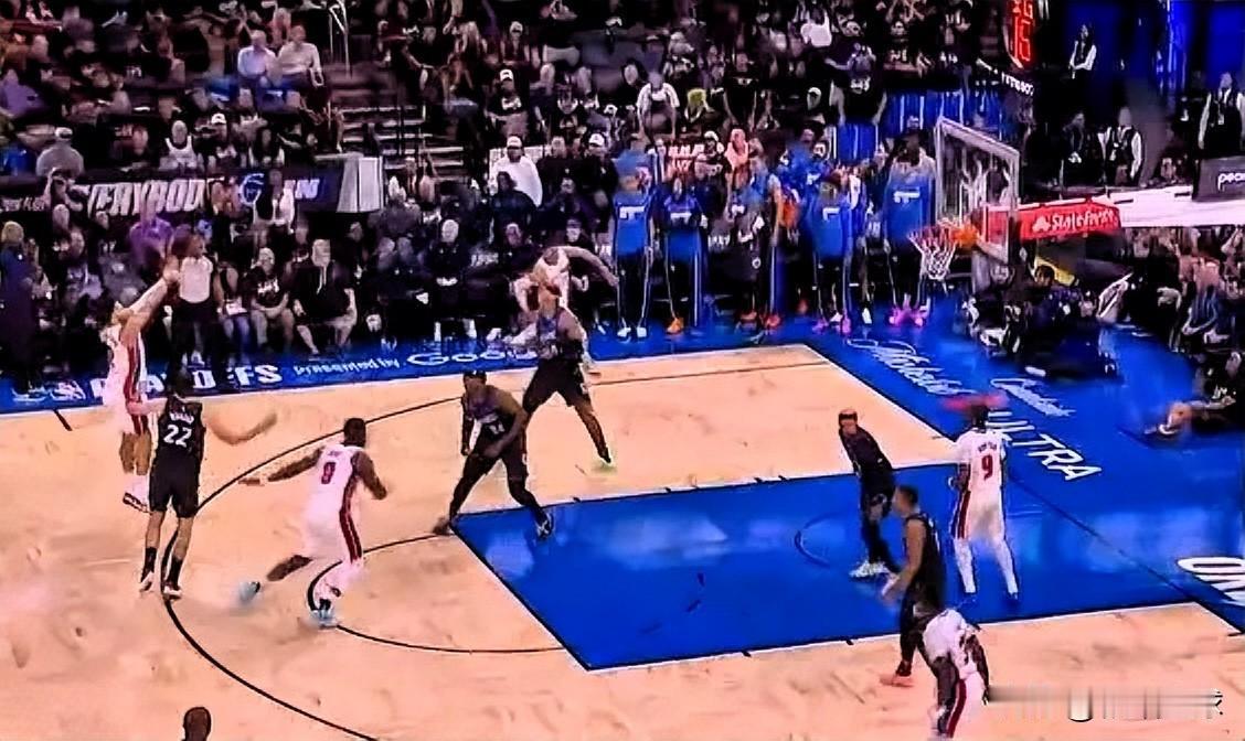 活塞状元坎宁安真是太勇猛了！在今日活塞对阵魔术的第四节比赛中，坎宁安突释冷箭三分