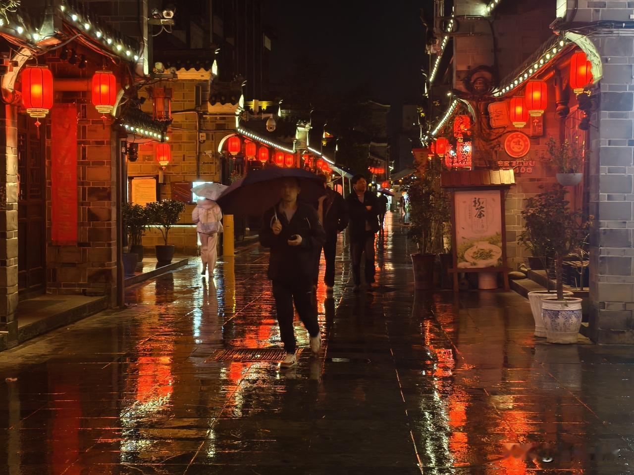 手机每天随手拍雨夜老街