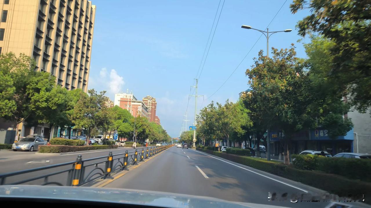 清晨上班途中拍下家乡的美景，整洁宁静而不喧嚣，更多的是人文气息。