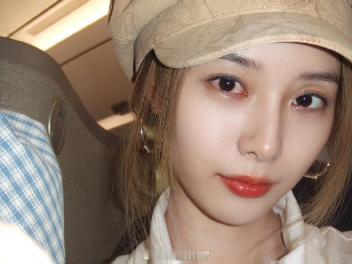 徐艺洋的眼睛怎么了 12月2日，晒11月plog，有网友发现其中有几张照片看起来