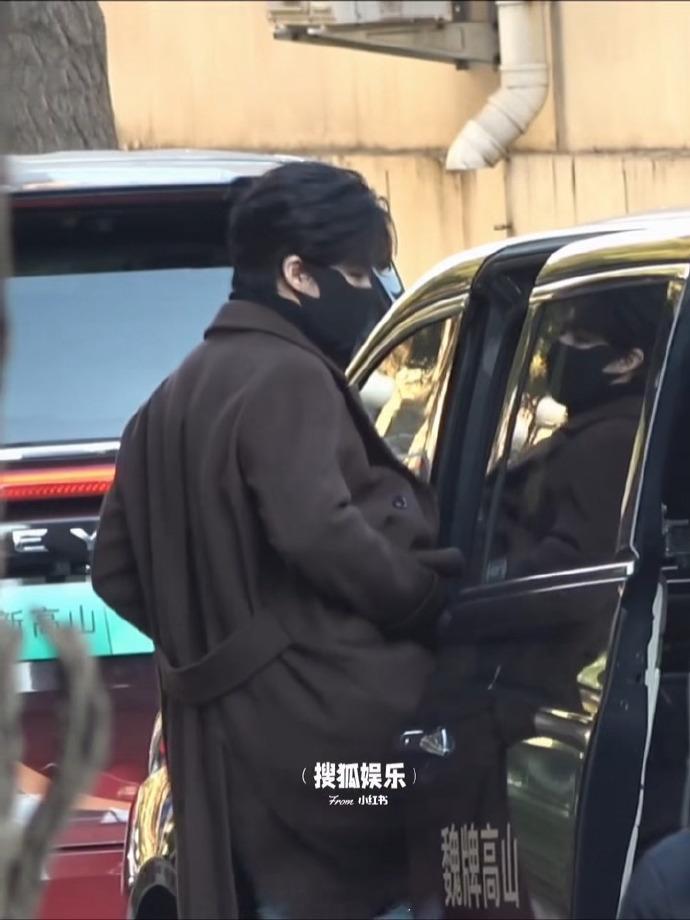 春晚彩排 刘宇宁身穿咖啡色大衣现身央视春晚第四次联排，和大家挥挥手后，一路小跑去