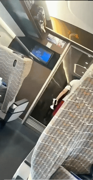 里边的他:进来！
走廊的她:不！
里边的他:进来吧你！
走廊的她:哎呦！
他和她