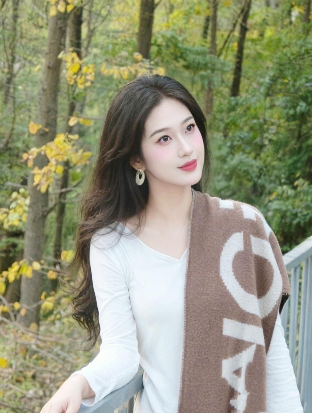 春日林中温柔少女，红唇与白衣相映成趣。舒服又好看的穿搭有哪些 晒图笔记大赛 记录