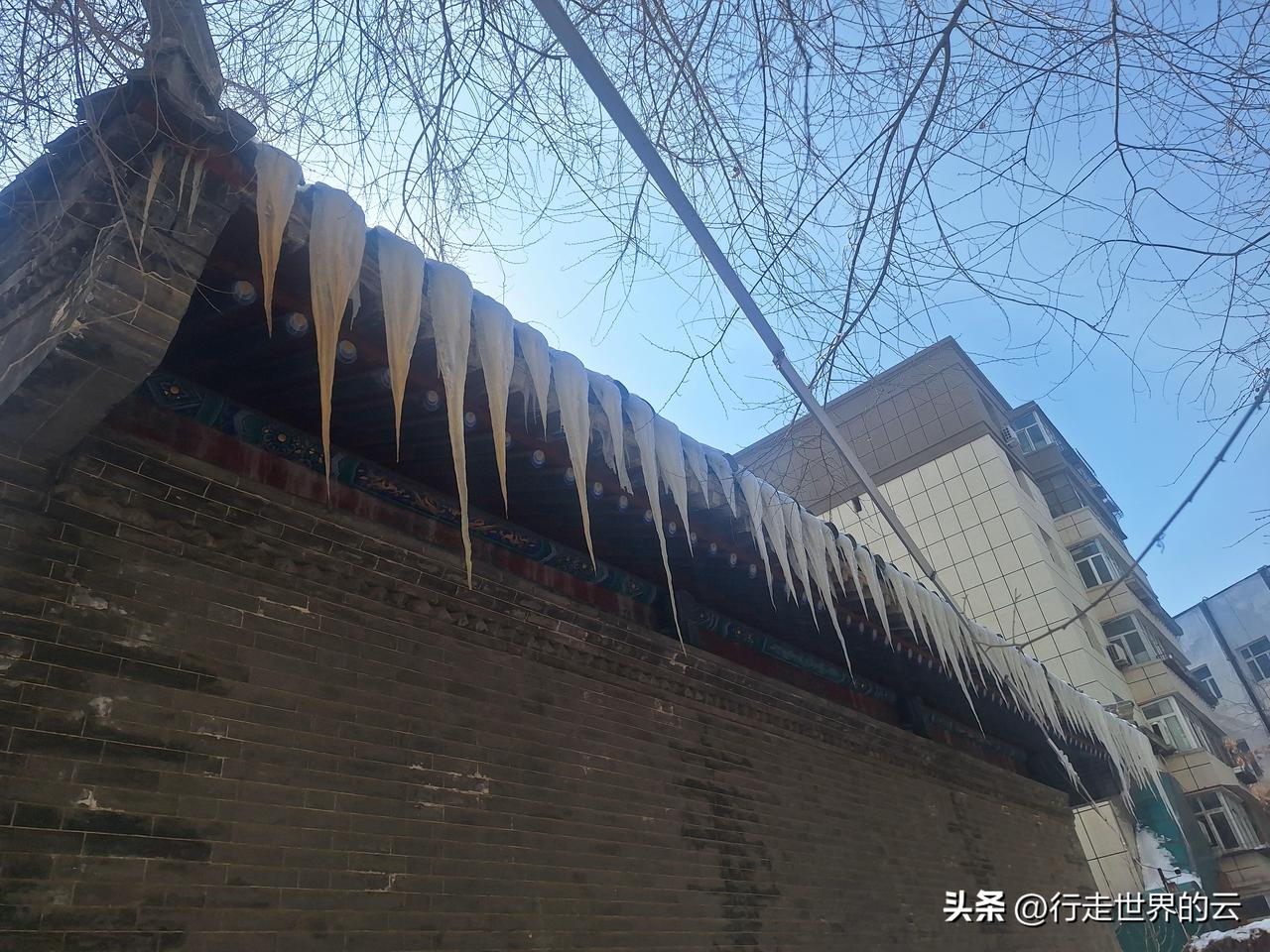 前几天的暴雪和寒潮过后，气温开始回升，请注意，这样挂在房檐上的冰锥是非常危险的，