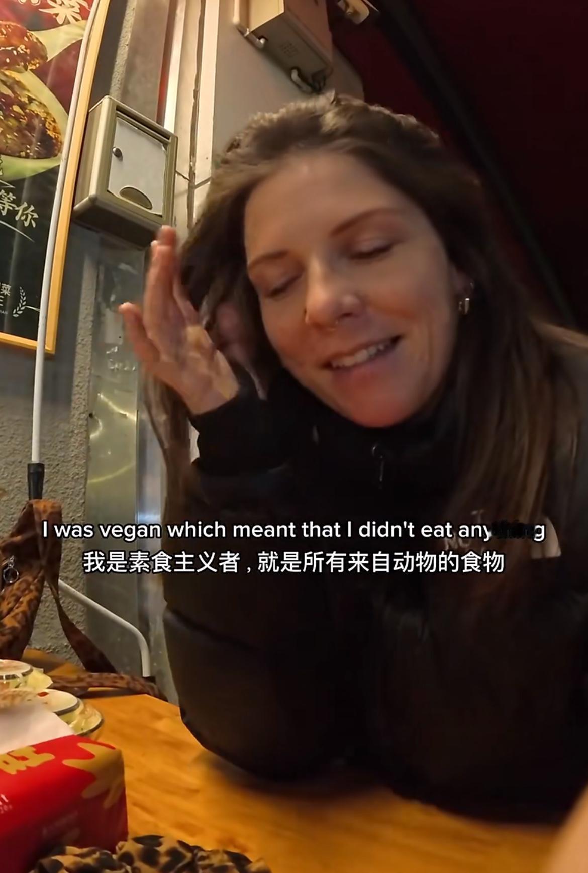 爱尔兰美女被四川美食征服，原本坚持素食的她开始大快朵颐。她说，自己一直坚持素食，