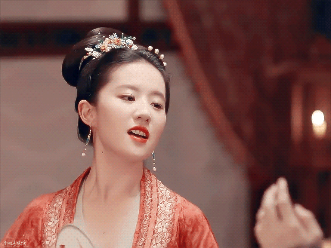 她的古装太美了，不知为什么一股天然味道，没有那么瘦也没有那么高科技的脸，就是透露