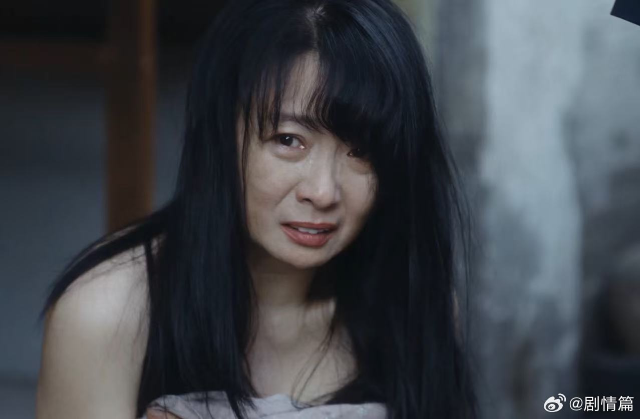 重器为抢生意当众扒女子衣服剧集敢于还原真实年代案件，不弱化恶意，把市井嫉妒带来的