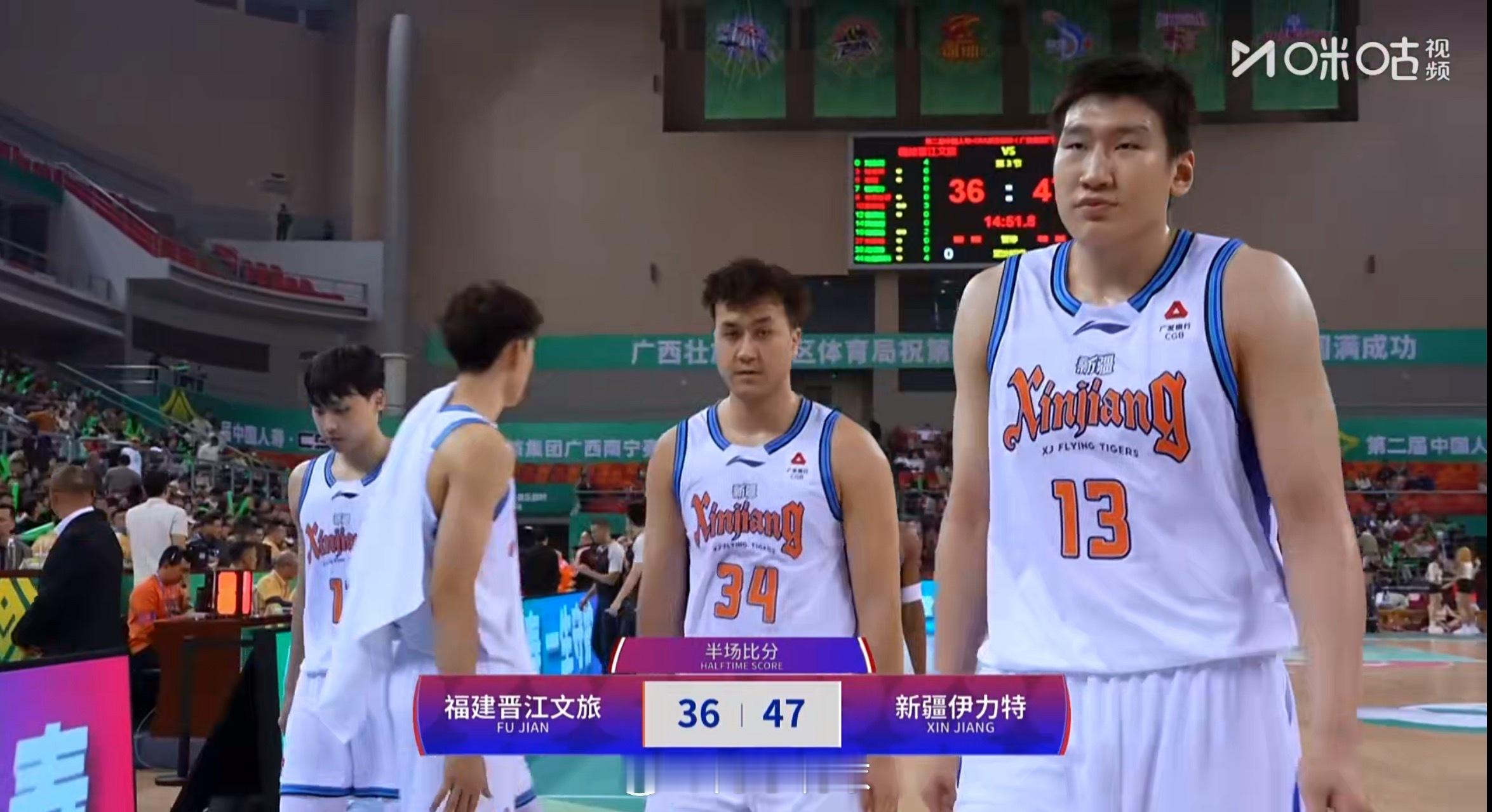 半场比赛结束！新疆男篮47:36福建男篮劳森9分，李炎哲7分，路易斯·金7分cb