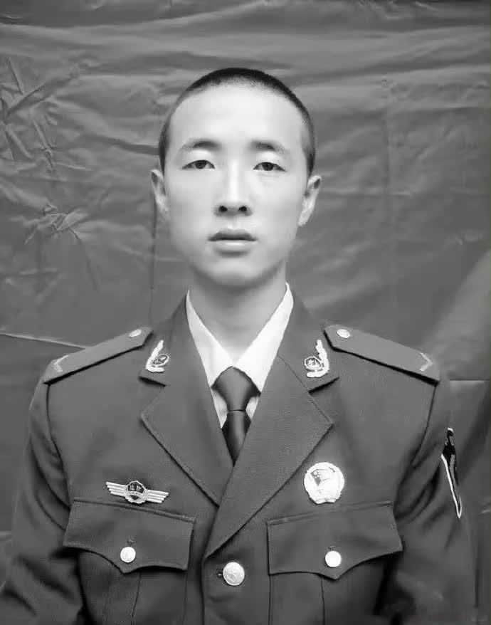 禁毒英烈姚元军战士，为抓捕毒贩，在与毒贩搏斗过程中，不幸被拖带坠入江中，不幸英勇