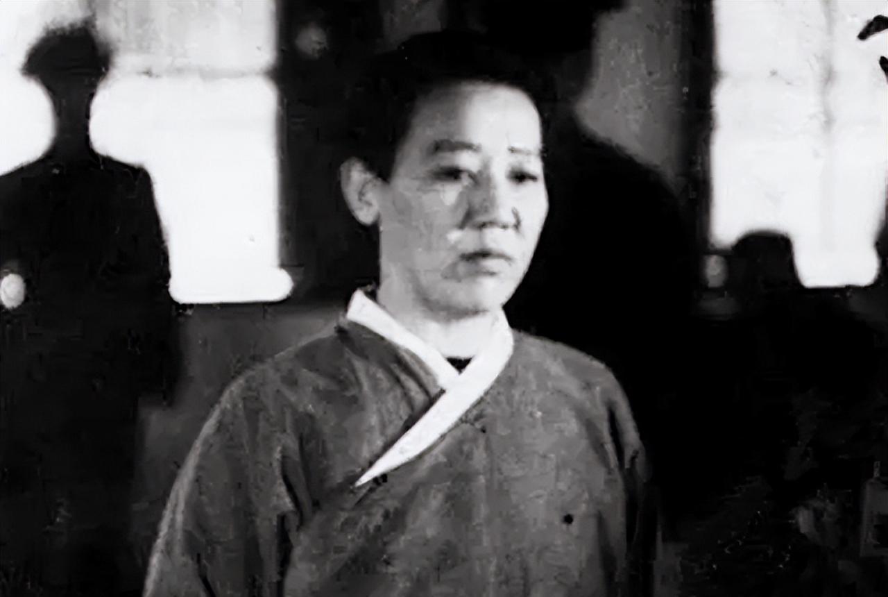 1924年的一天，17岁的美丽少女芳子，被59岁的养父以看画为由，叫到书房中。谁