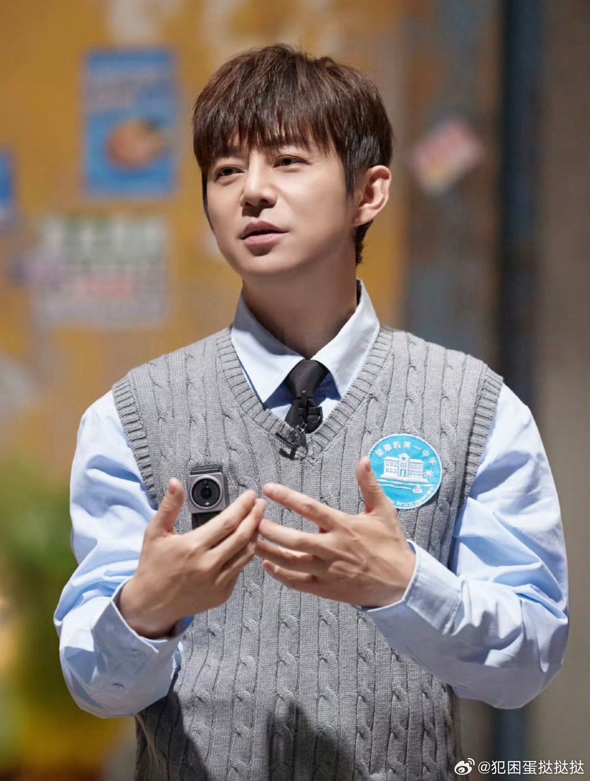 何炅大张伟无实物跳海大侦探不敢跳的是何远航，眼神却把梦想推向了浪尖。大梦想连水下