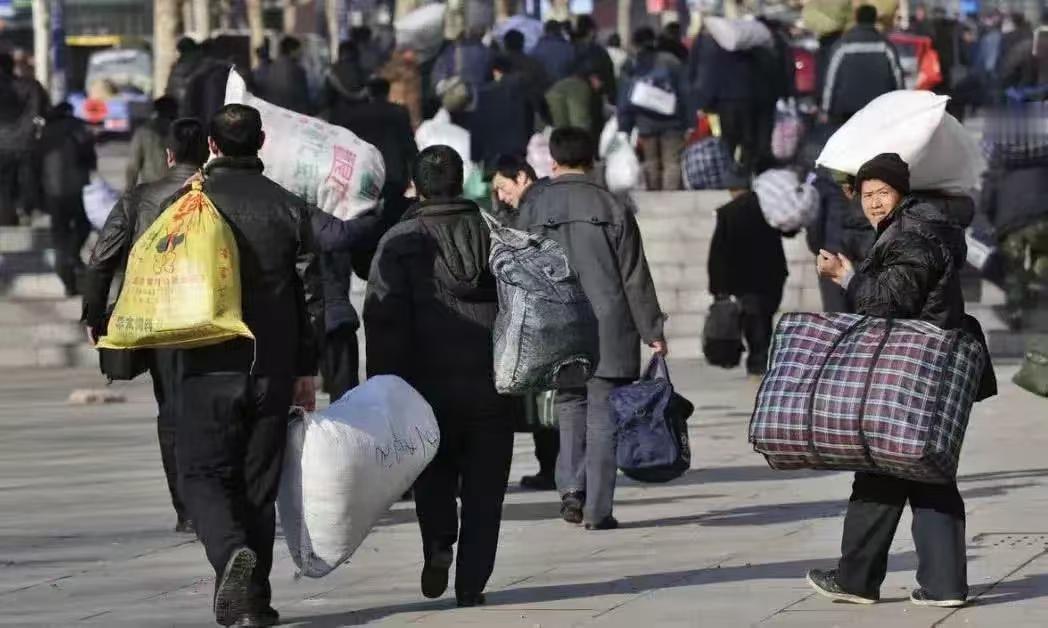 水仙子·别乡
爆竹声黯岁华残，
高堂挥别立冷滩。
为求碎币离乡远，
天涯作客单。